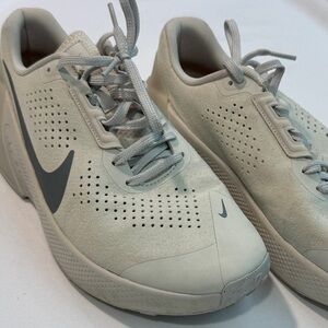 Nike Men's Cream and Gray Athletic Shoes